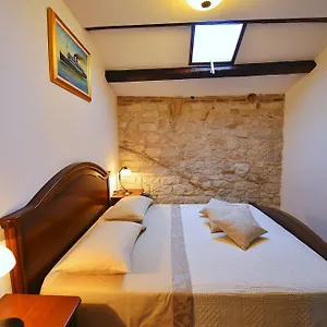 https://antique-apartment-arsenale.in-istria.net